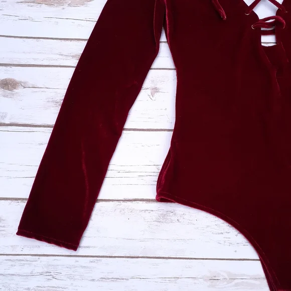 Red velvet backless bodysuit criss cross tie front - Picture 7 of 11